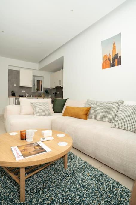 Homey Renovated 1 Bedroom In Kesariani Апартаменты
