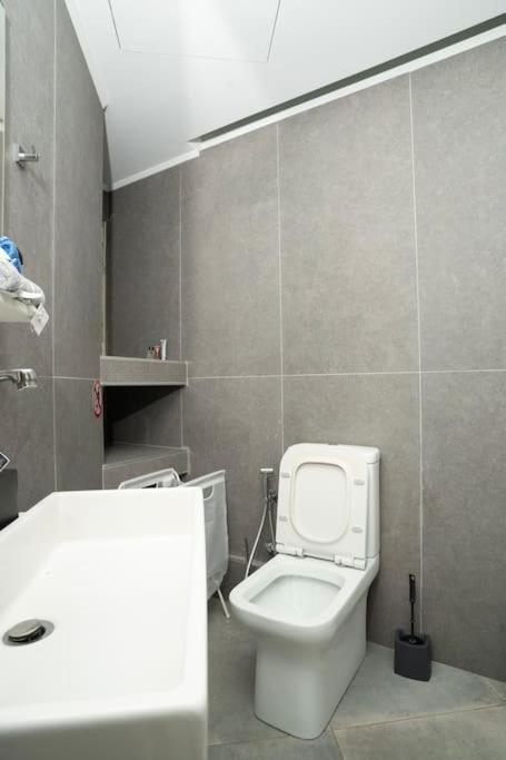 Homey Renovated 1 Bedroom In Kesariani * Афины